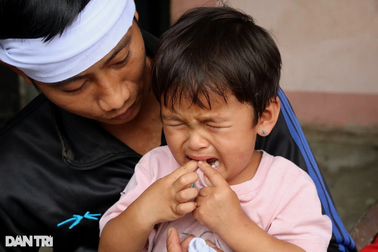Sau tai nạn nghiệt ngã, 2 con thơ nức nở chạy quanh bàn thờ tìm mẹ