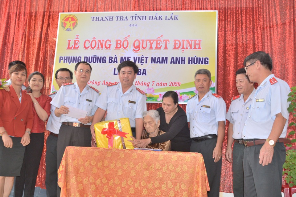 Thanh tra tỉnh Đắk Lắk nhận phụng dưỡng Bà mẹ Việt Nam anh hùng - 1 Thanh tra tỉnh Đắk Lắk nhận phụng dưỡng Bà mẹ Việt Nam anh hùng - 1