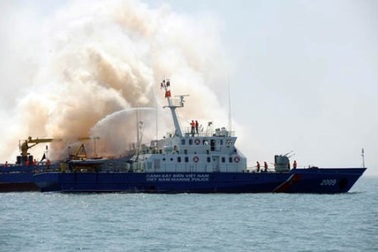 3 tàu Trung Quốc “vây” 1 tàu Cảnh sát biển Việt Nam