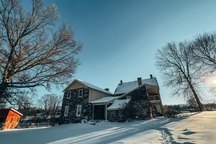 Biệt thự 200 năm tuổi, bên trong toàn đồ cổ quý của gia đình mẹ Việt ở Mỹ