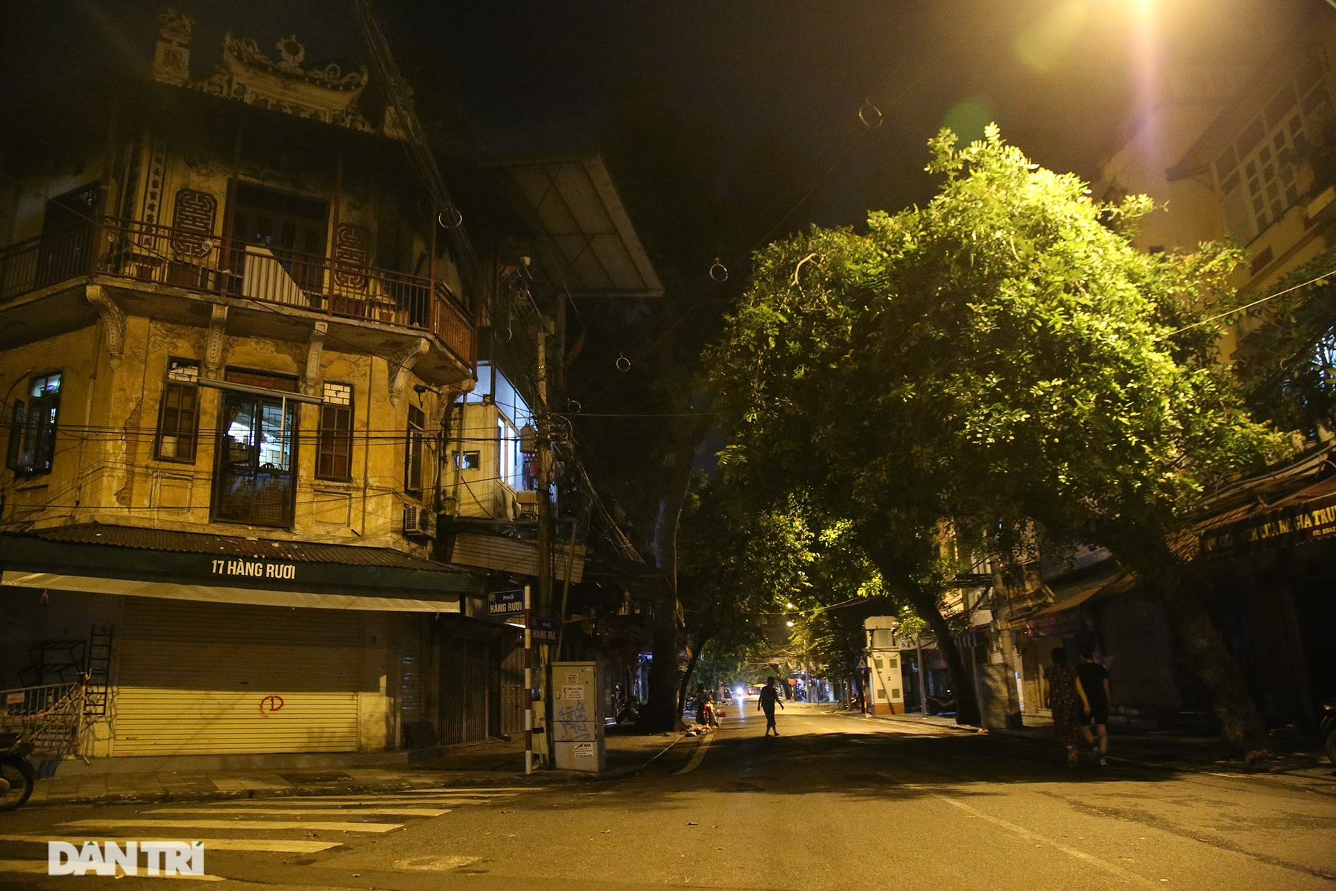 So sánh: Hình ảnh chợ trung thu vắng lặng khác biệt cảnh đông đúc mọi năm - 14