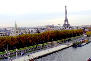 Jessica Minh Anh sẽ biến con tàu kính khổng lồ trên sông Seine thành sàn diễn dài 100 mét vào ngày 26/01/2017.