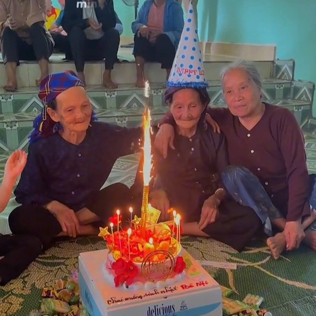 Cụ bà U90 đón sinh nhật bên 2 bạn già, video tình bạn hút 2 triệu lượt xem - 1 Cụ bà U90 đón sinh nhật bên 2 bạn già, video tình bạn hút 2 triệu lượt xem - 1