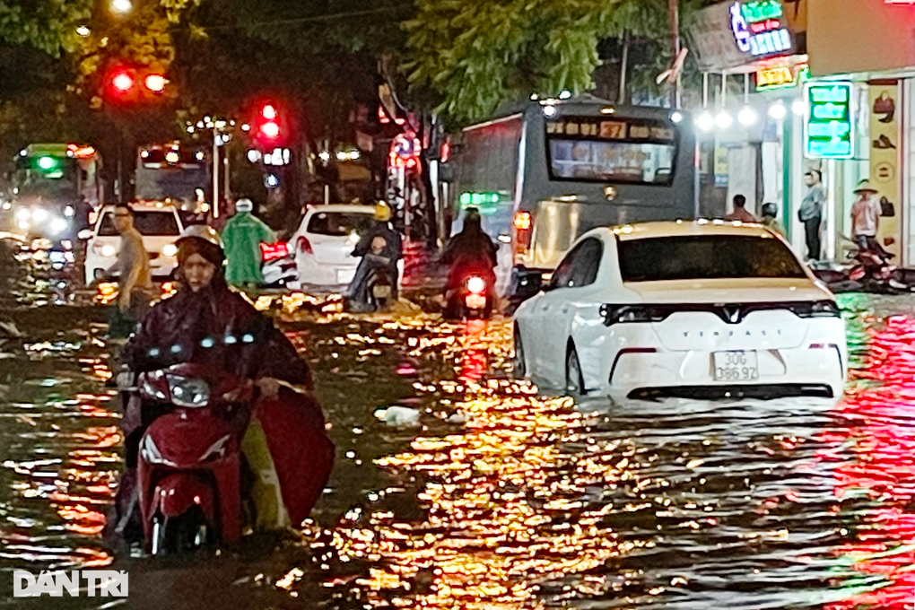 Nhiều nơi ở Hà Nội ngập trong biển nước sau cơn mưa lớn - 20 Nhiều nơi ở Hà Nội ngập trong biển nước sau cơn mưa lớn - 20