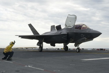 Chiến đấu cơ tàng hình F-35 cất cánh từ tàu đổ bộ tấn công của Mỹ