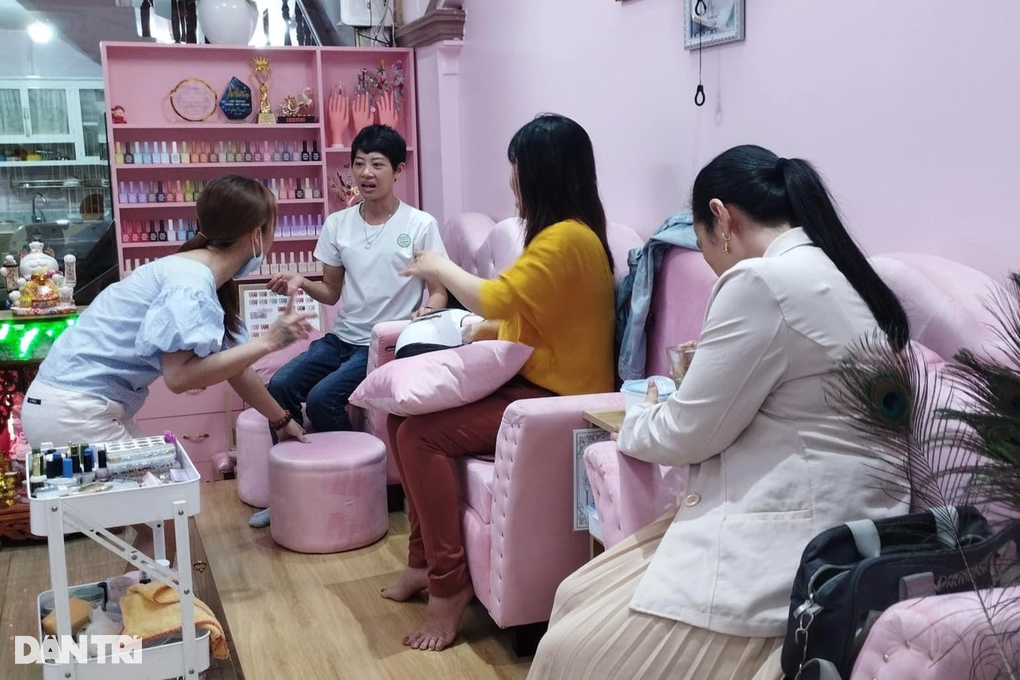 Tiệm nail, làm tóc thu chục triệu/ngày, thợ uống sữa cầm hơi mùa Tết - 1