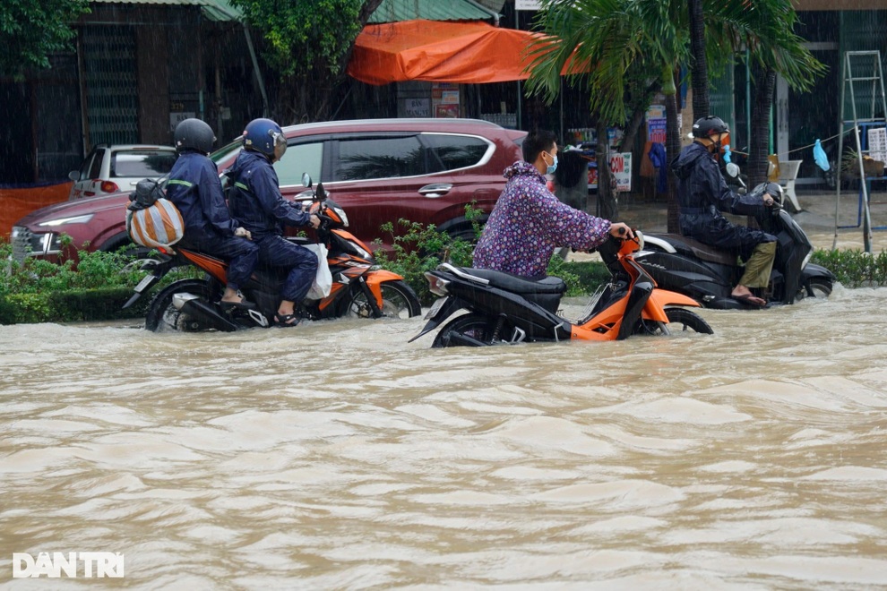 Nước lũ bủa vây nhiều khu dân cư, quốc lộ 1A ngập sâu - 5 Nước lũ bủa vây nhiều khu dân cư, quốc lộ 1A ngập sâu - 5