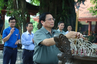 Thủ tướng dâng hương tại nơi khởi đầu Ngày Thương binh - Liệt sĩ