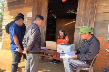 Gần 14 mùa rẫy mong chờ, làng Dao được "xóa mù" điện lưới