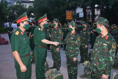 Tiếp tục tăng cường thầy thuốc quân y chi viện miền Nam chống dịch