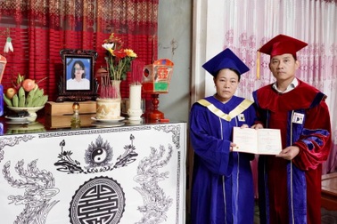 Người mẹ mắt đỏ hoe thay con gái nhận bằng tốt nghiệp… trước di ảnh