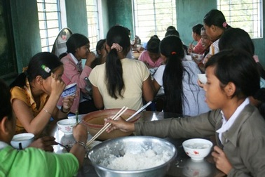Hỗ trợ tiền ăn ở cho học sinh bán trú vùng khó khăn