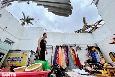 Tiểu thương ở Đồ Sơn: "Nhìn sức gió, tôi biết quán mình toang rồi"