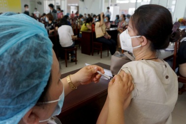 Đà Nẵng: Giáo viên tiểu học được tiêm vắc xin Covid-19