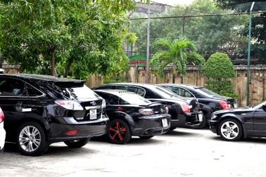 Tạm giữ xế hộp “khủng” giá hàng tỉ đồng vô chủ