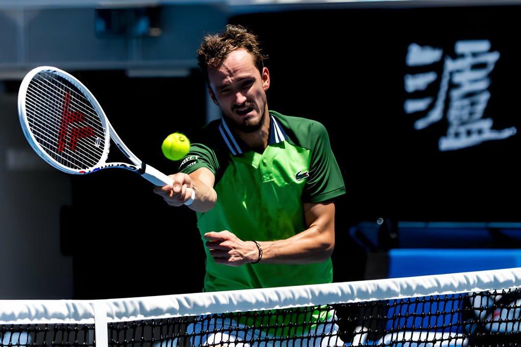 Danii Medvedev phàn nàn thời tiết nóng ở Melbourne - 1 Danii Medvedev phàn nàn thời tiết nóng ở Melbourne - 1