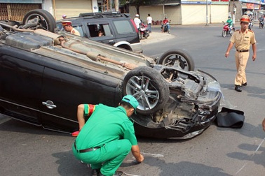 Xe ô tô biển tứ quý “chổng vó” giữa đường