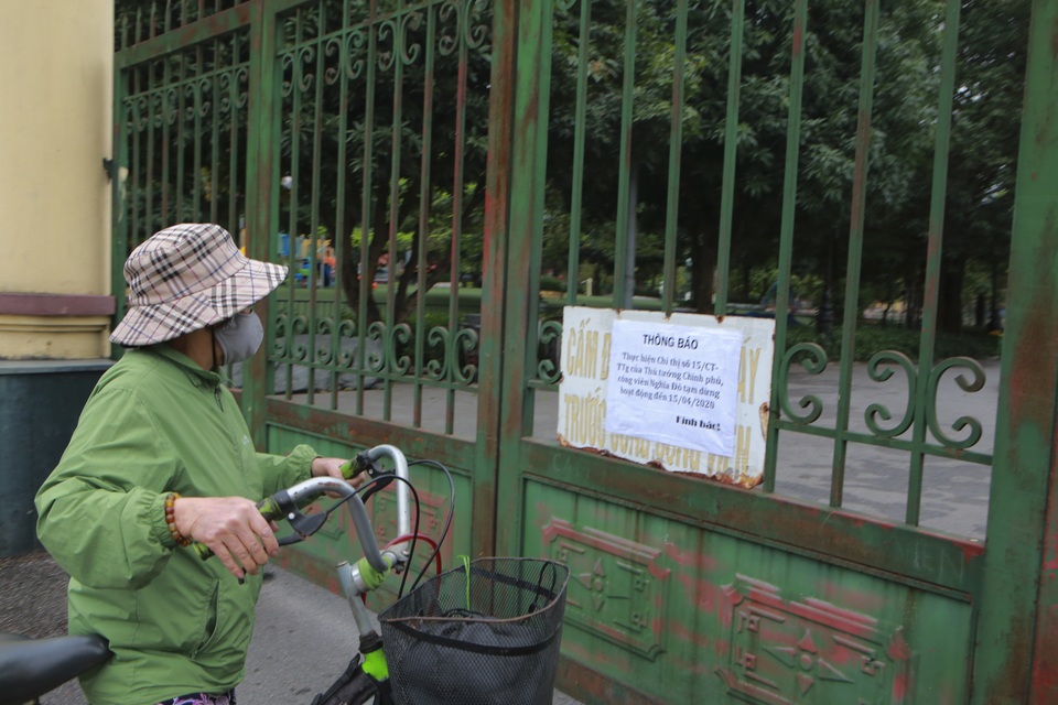 Hà Nội: Hàng loạt công viên đóng cửa, người dân vượt rào vào tập thể dục - 9 Hà Nội: Hàng loạt công viên đóng cửa, người dân vượt rào vào tập thể dục - 9