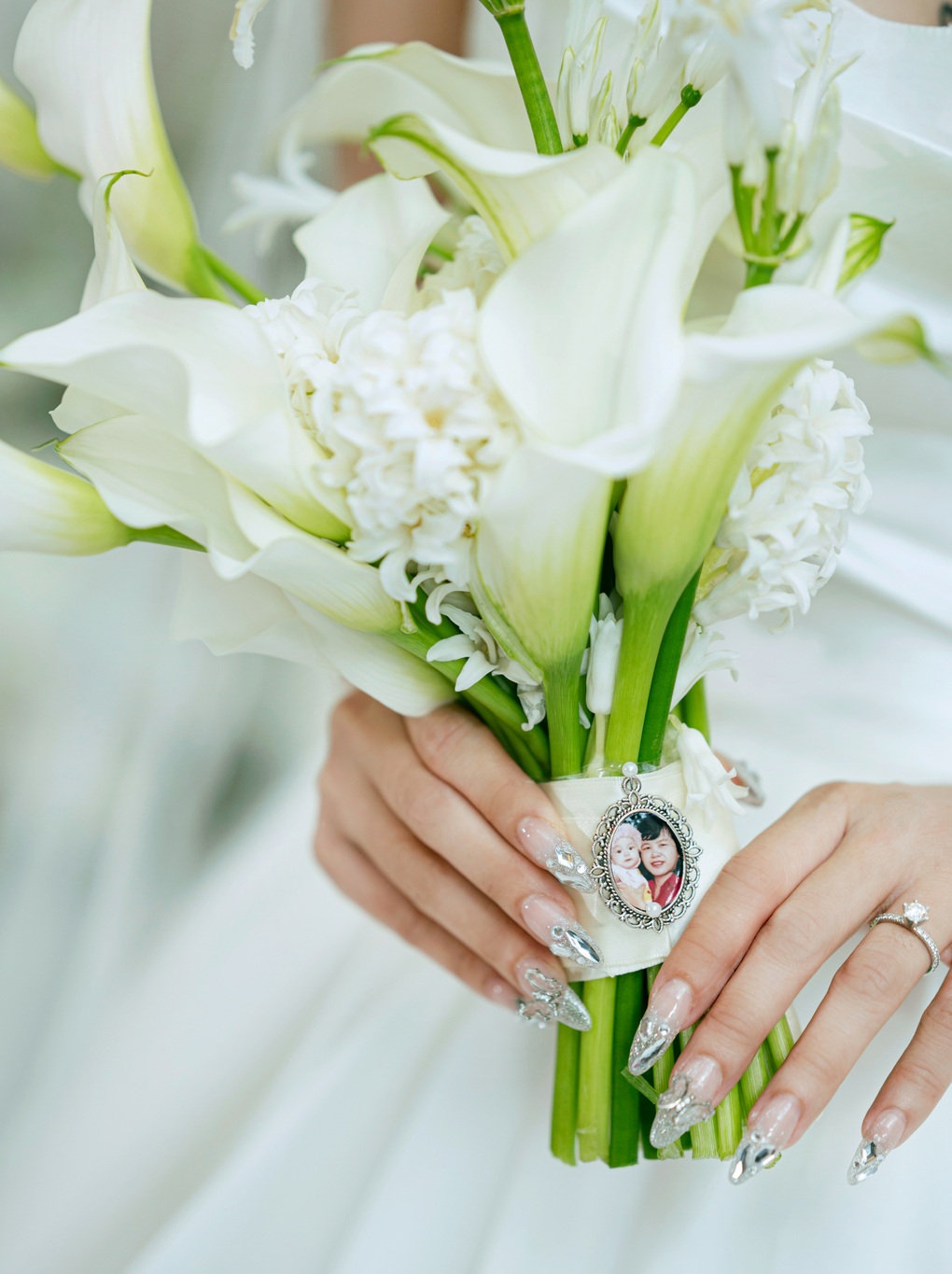 Thái Trinh xúc động tưởng nhớ mẹ quá cố trong lễ cưới với chồng kém 6 tuổi - 5 Thái Trinh xúc động tưởng nhớ mẹ quá cố trong lễ cưới với chồng kém 6 tuổi - 5