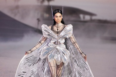 Thanh Hằng catwalk điêu luyện trên mặt nước khiến khán giả phấn khích