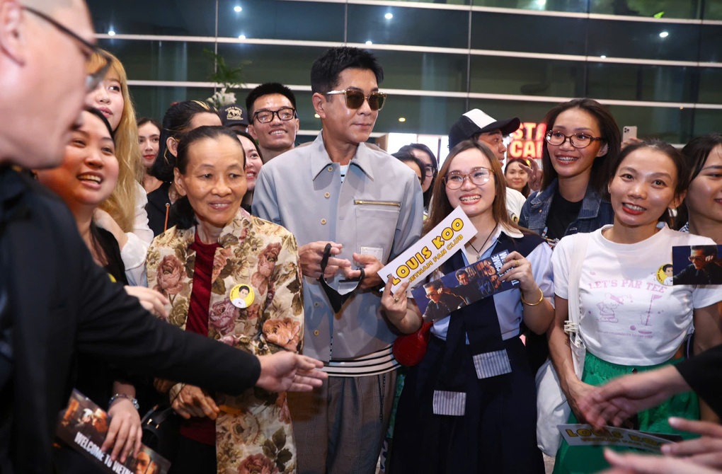 Cổ Thiên Lạc và Hồng Kim Bảo xuất hiện ở TPHCM, được fan săn đón - 1 Cổ Thiên Lạc và Hồng Kim Bảo xuất hiện ở TPHCM, được fan săn đón - 1