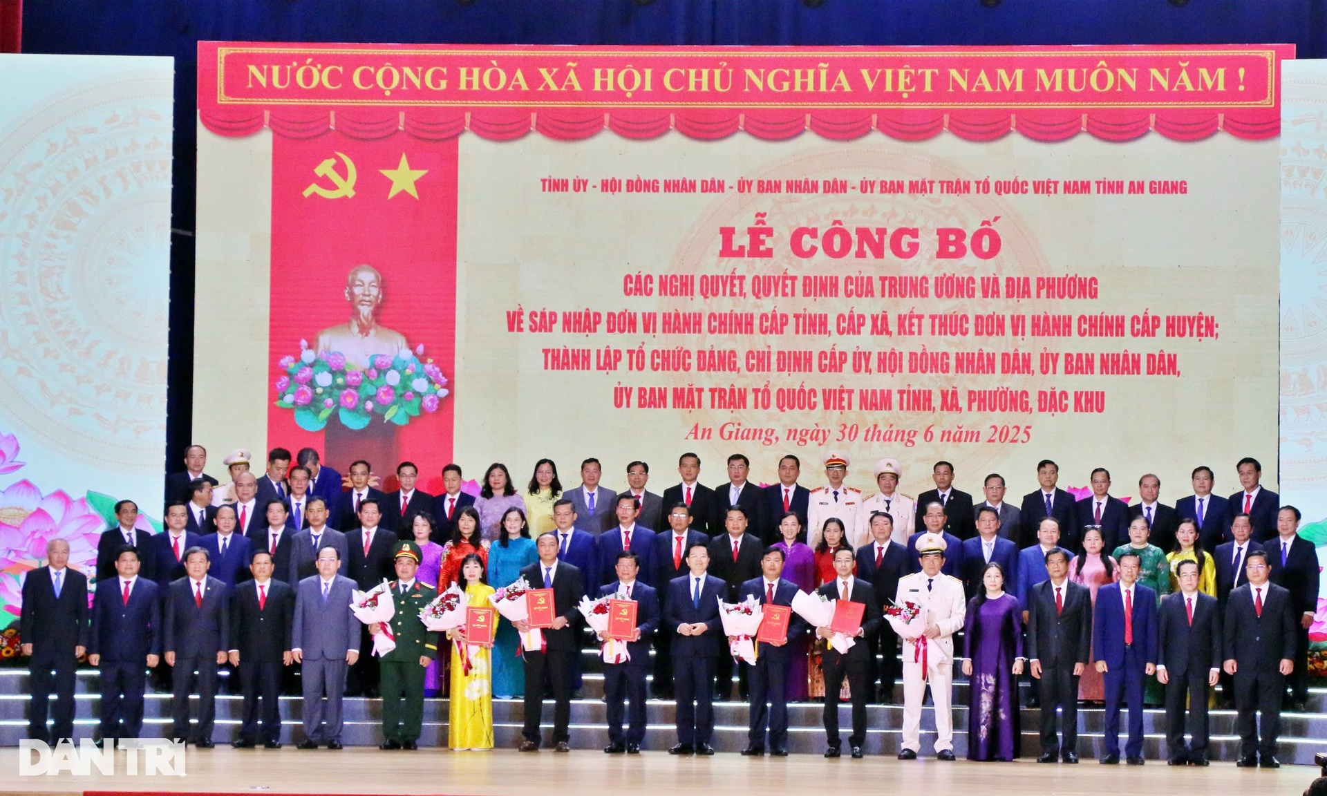 Lễ công bố Nghị quyết của Quốc hội về sáp nhập tỉnh, thành phố cả nước - 18 Lễ công bố Nghị quyết của Quốc hội về sáp nhập tỉnh, thành phố cả nước - 18