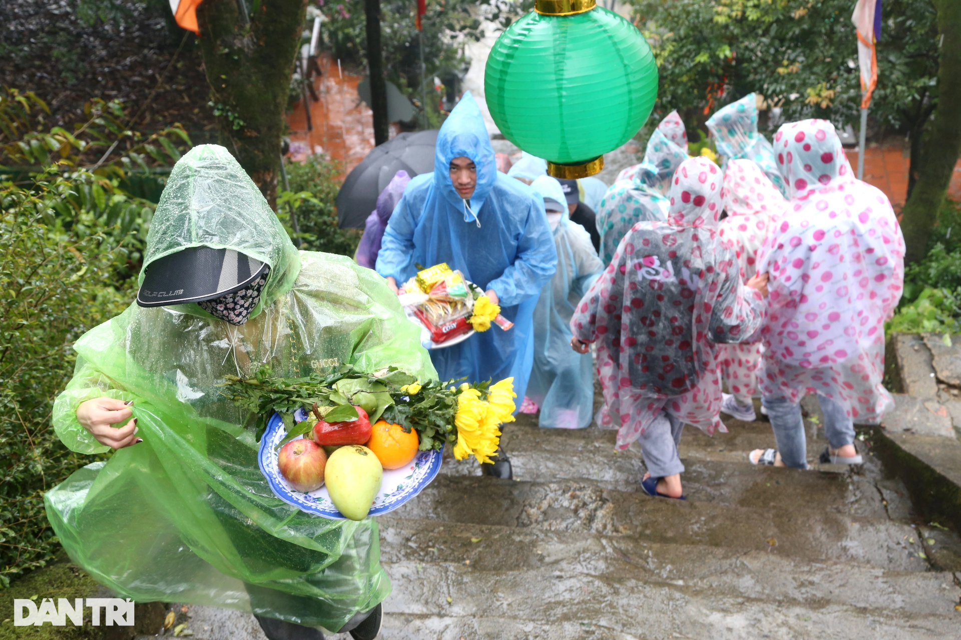 Du khách đội mưa lên ngôi chùa ở đỉnh đẹp nhất trong số 99 đỉnh núi Hồng - 8 Du khách đội mưa lên ngôi chùa ở đỉnh đẹp nhất trong số 99 đỉnh núi Hồng - 8