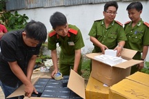 Bắt giữ lô hàng linh phụ kiện iPhone nhập lậu cực lớn