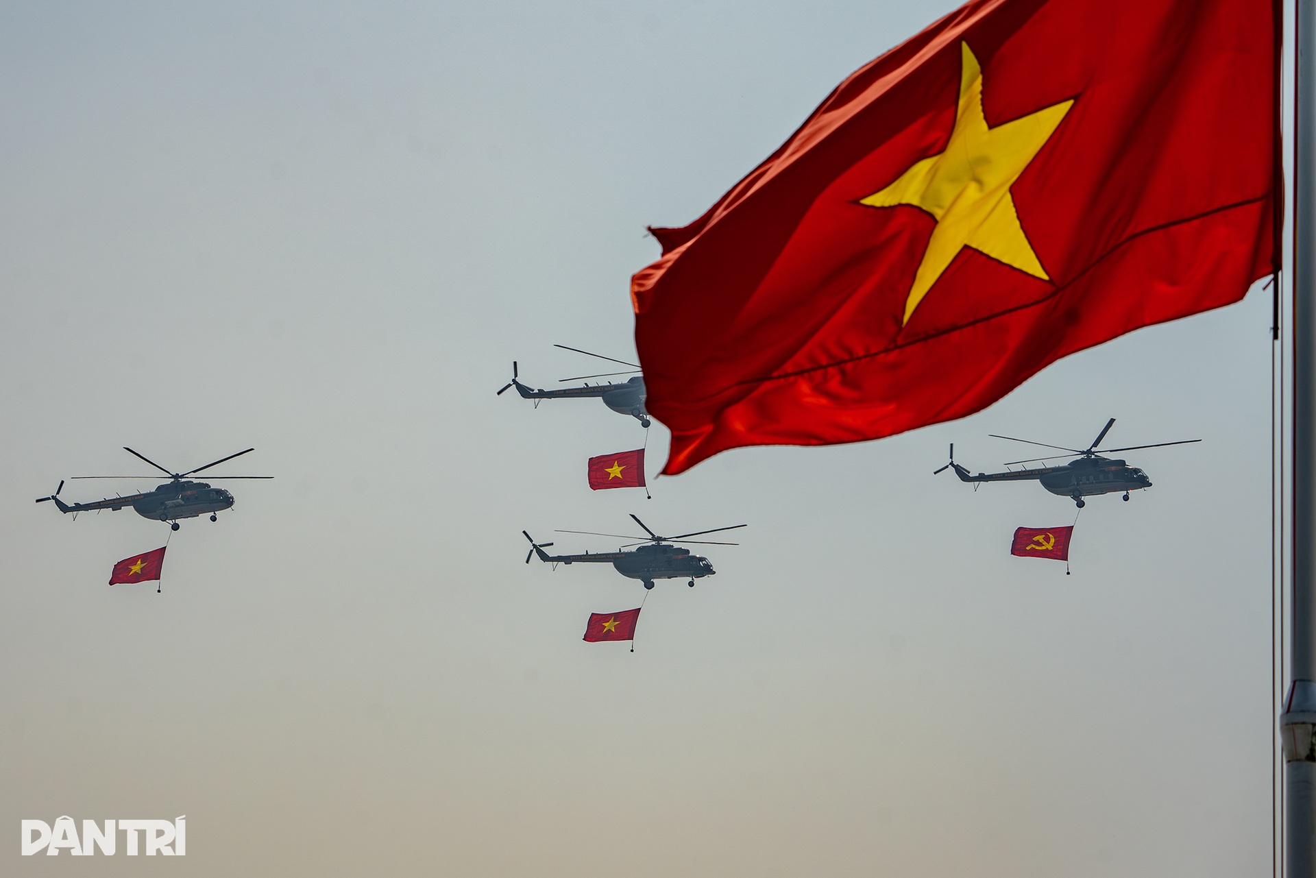 Người dân ngồi chật kín SVĐ Điện Biên xem hợp luyện diễu binh, diễu hành - 2 Người dân ngồi chật kín SVĐ Điện Biên xem hợp luyện diễu binh, diễu hành - 2