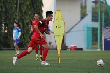 Huy Toàn chấn thương không quá nặng, HLV Park Hang Seo thở phào