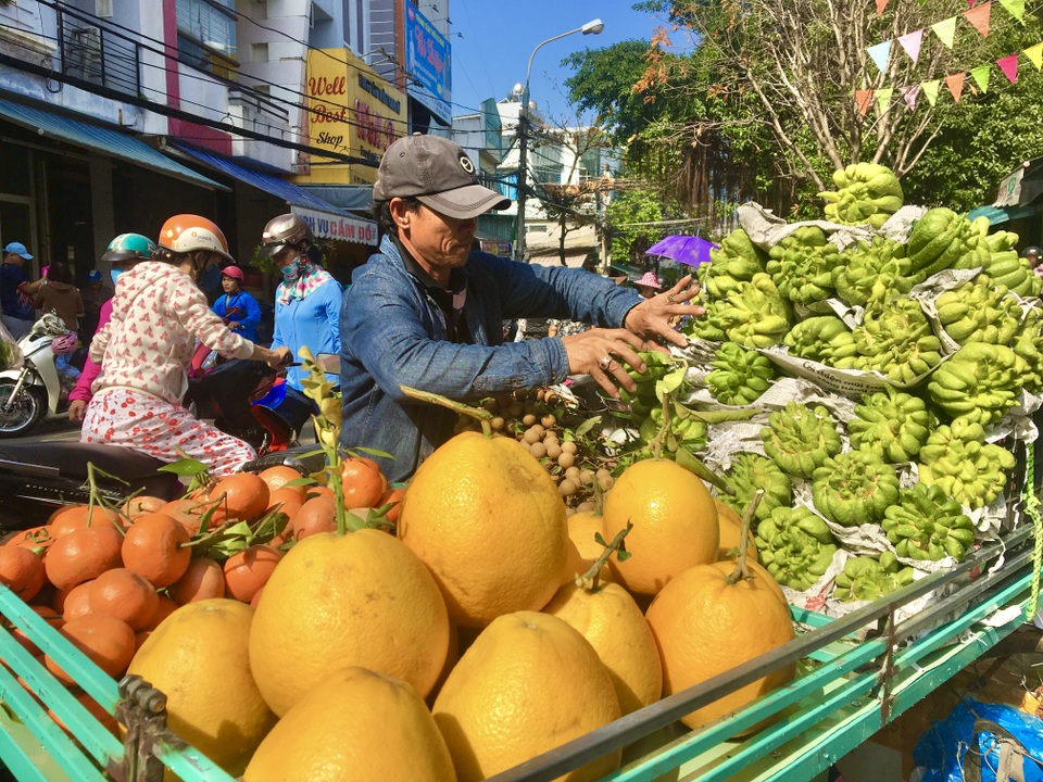 Đà Nẵng: Đồ cúng ông Táo đắt hàng, bán luôn tay từ 4 giờ sáng đến tối muộn - 5 Đà Nẵng: Đồ cúng ông Táo đắt hàng, bán luôn tay từ 4 giờ sáng đến tối muộn - 5