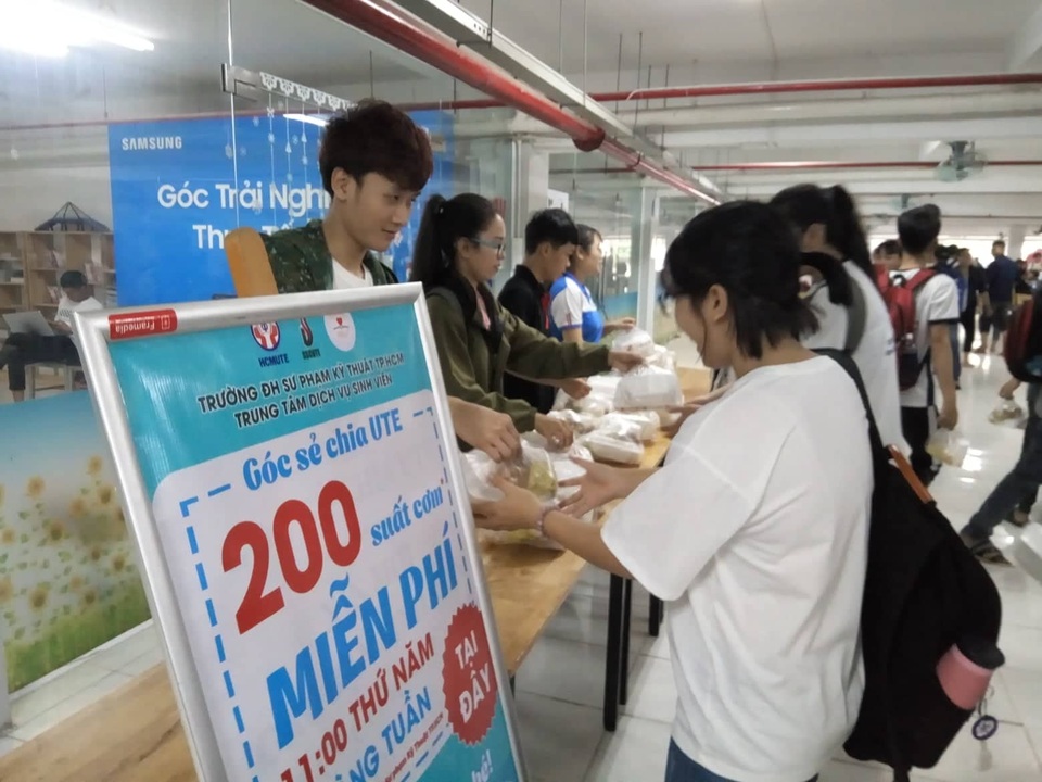 Ấm lòng ở “khu chợ 0 đồng” cho sinh viên - 7
