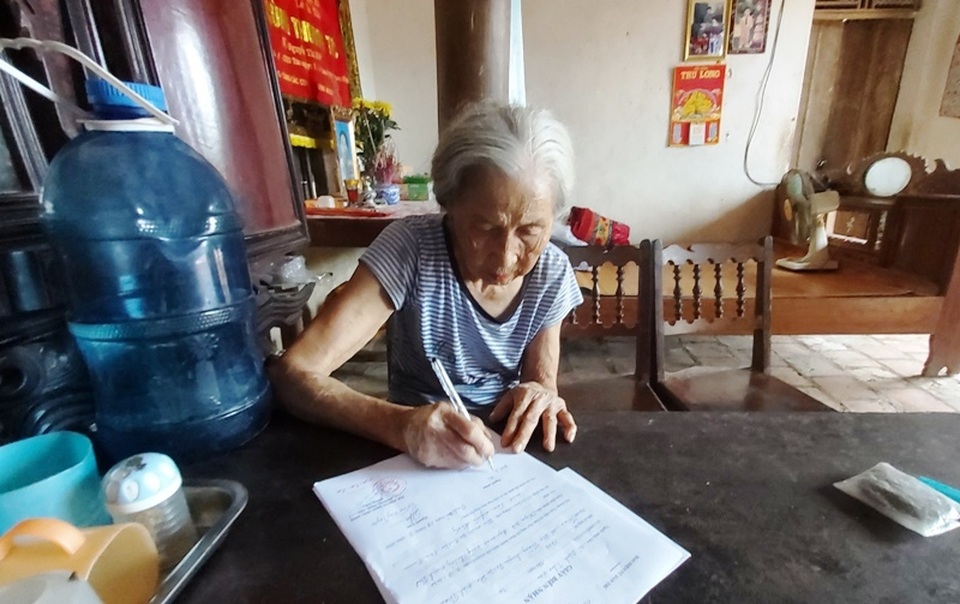 Bạn đọc Dân trí tiếp tục giúp cụ bà 88 tuổi nuôi con tâm thần và 2 cháu nhỏ - 2 Bạn đọc Dân trí tiếp tục giúp cụ bà 88 tuổi nuôi con tâm thần và 2 cháu nhỏ - 2