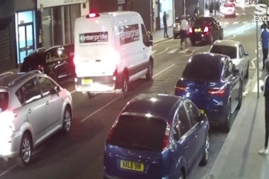 Khoảnh khắc hai tên cướp dí súng vào đầu nhà vô địch quyền Anh thế giới