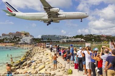 Xem máy bay cất cánh, nữ du khách tử nạn vì bị thổi bay