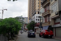 Nhồi nhét chung cư trong phố nhỏ khiến người dân “ngộp thở”