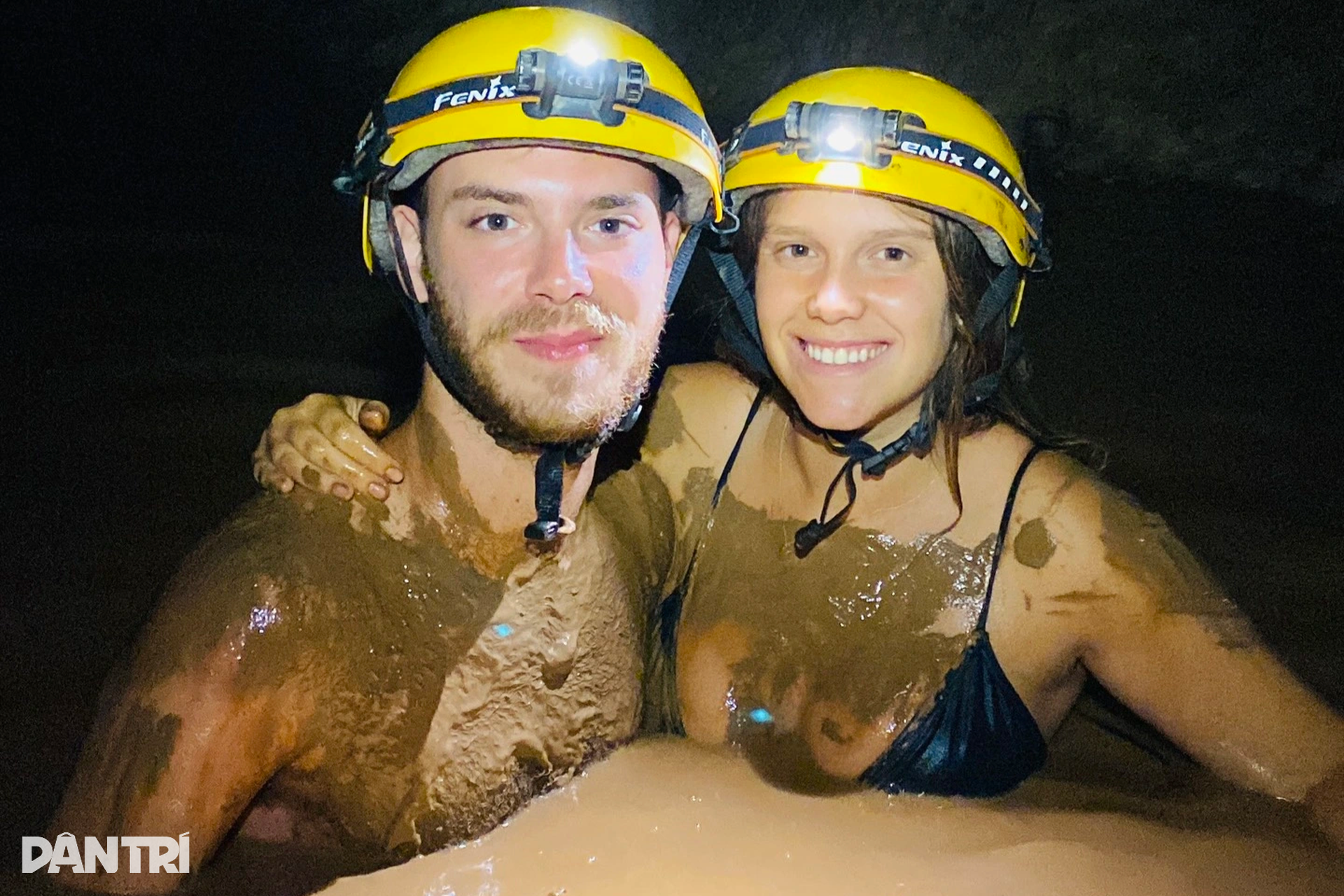 Du khách đổ xô về Phong Nha, ngâm mình trong dòng suối mát lạnh - 4