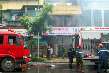 Hoảng loạn vì cháy lớn gần Tràng Tiền Plaza