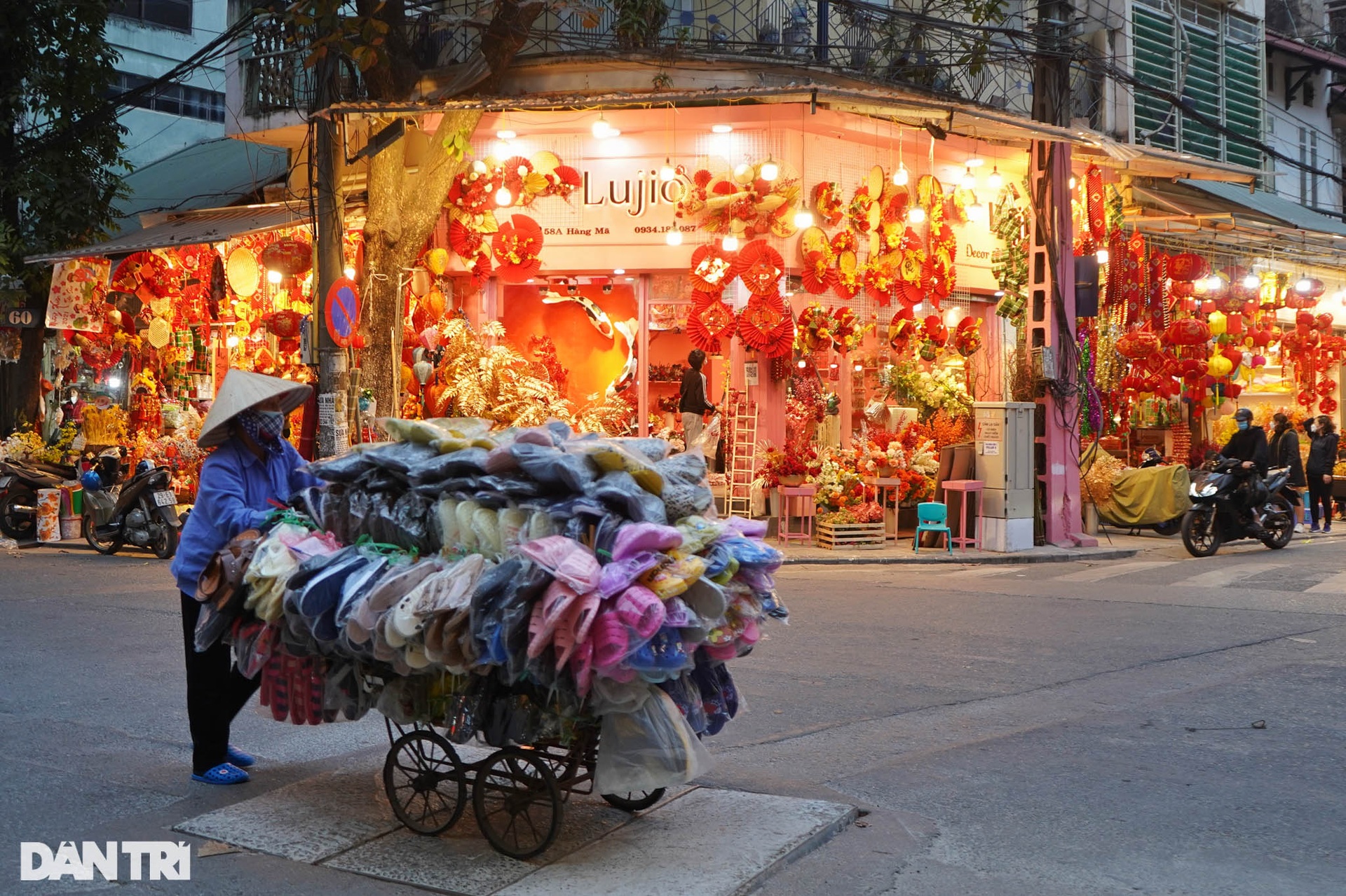 Phố Hàng Mã khoác áo đỏ rực rỡ đón Tết Nhâm Dần - 12 Phố Hàng Mã khoác áo đỏ rực rỡ đón Tết Nhâm Dần - 12