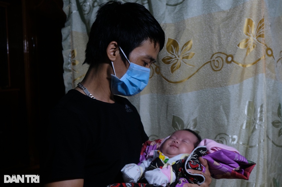 Đau nhói lòng cảnh người đàn ông, tay ôm tro cốt vợ, tay bồng con thơ - 2