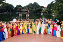 Thí sinh Miss Grand mặc áo tứ thân, nhảy sạp để quảng bá văn hóa Việt Nam