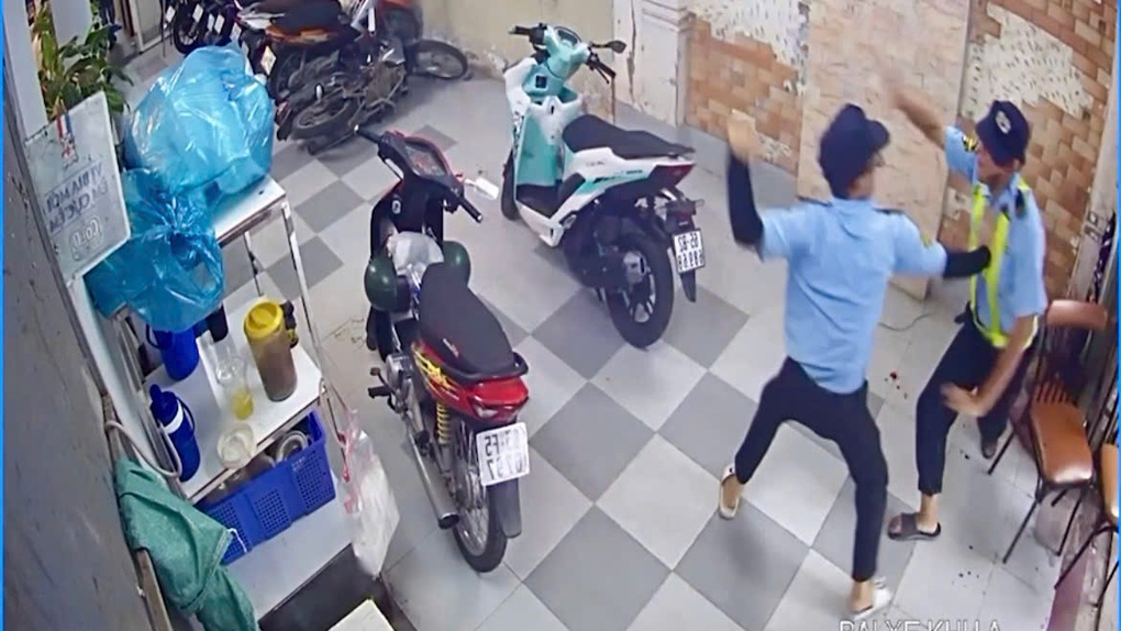 Mâu thuẫn trong việc dắt xe, bảo vệ đâm đồng nghiệp tử vong - 1