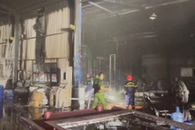 Nhà xưởng bốc cháy trong mưa, cảnh sát sử dụng robot dập lửa