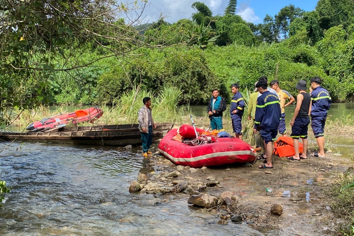 Vụ nhóm học sinh rơi xuống sông: Thêm thi thể nữ sinh được vớt lên bờ - 1