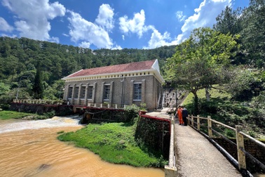 Khám phá nhà máy thủy điện cổ nhất Việt Nam trong rừng thông