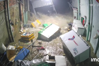 Sóng biển dồn dập ập vào nhà dân ở Quảng Ngãi do bão số 13