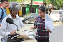 Nhiều thí sinh đến điểm thi từ mờ sáng