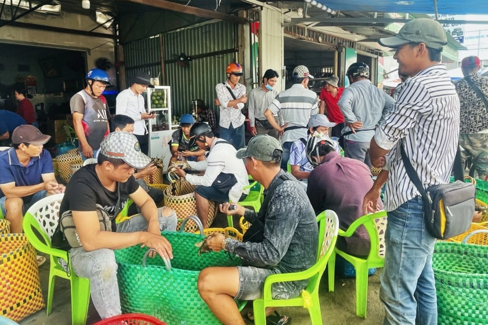 Pasaran lelongan ketam yang unik di Barat - 1 Độc lạ chợ đấu giá cua ở miền Tây - 1