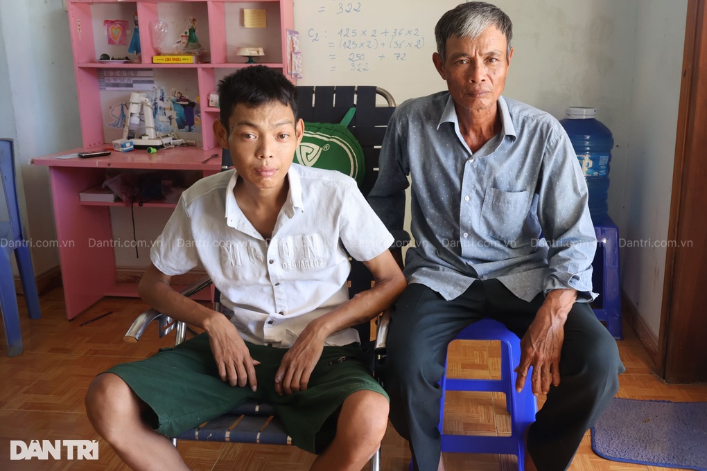 Đau đớn nhìn con trai ngủ ngồi, cha muốn cho thận nhưng không có tiền - 2 Đau đớn nhìn con trai ngủ ngồi, cha muốn cho thận nhưng không có tiền - 2