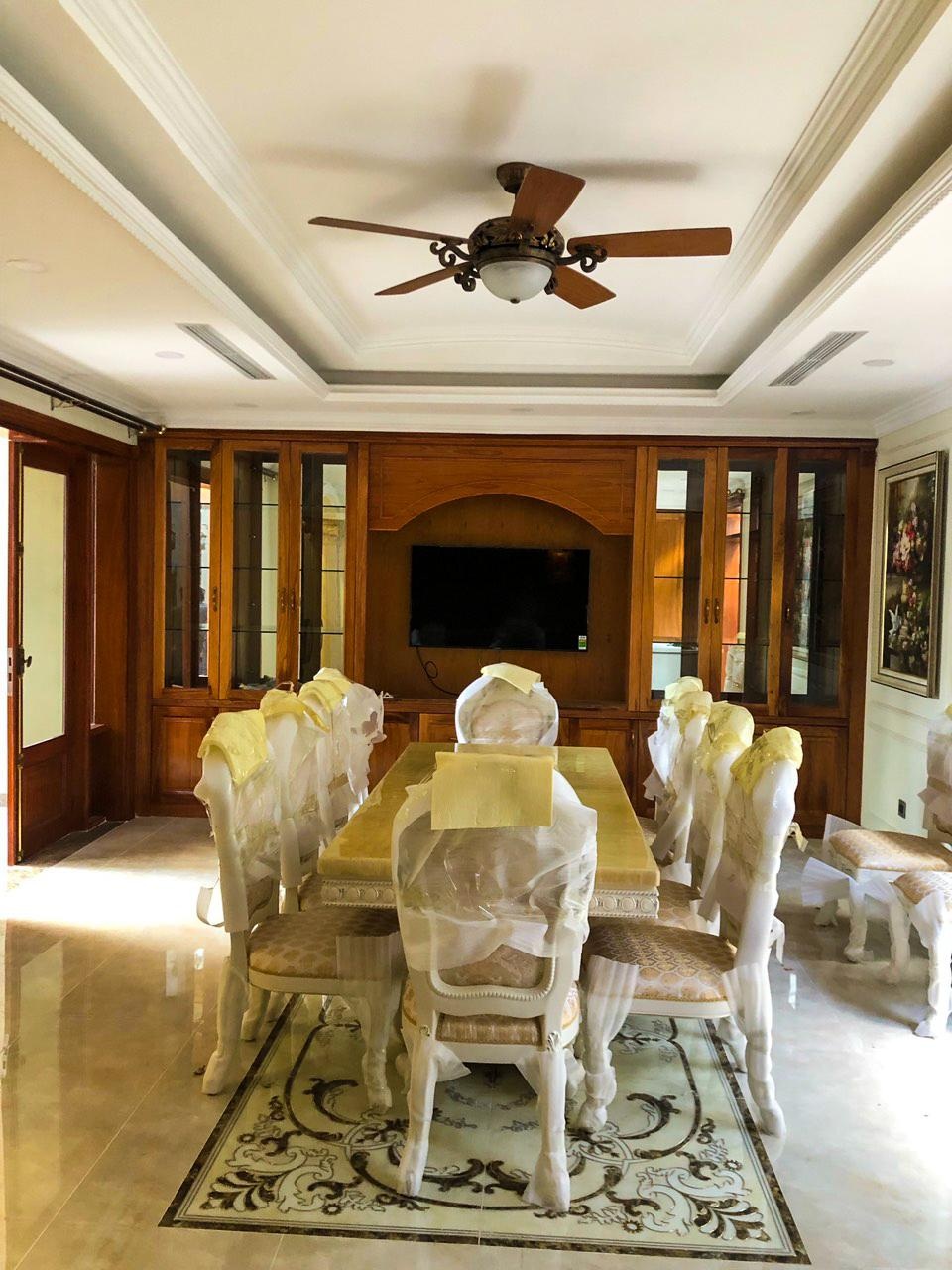 Biệt thự lộng lẫy ẩn giấu cả vườn cây xanh mát giữa lòng Sài Gòn - 7